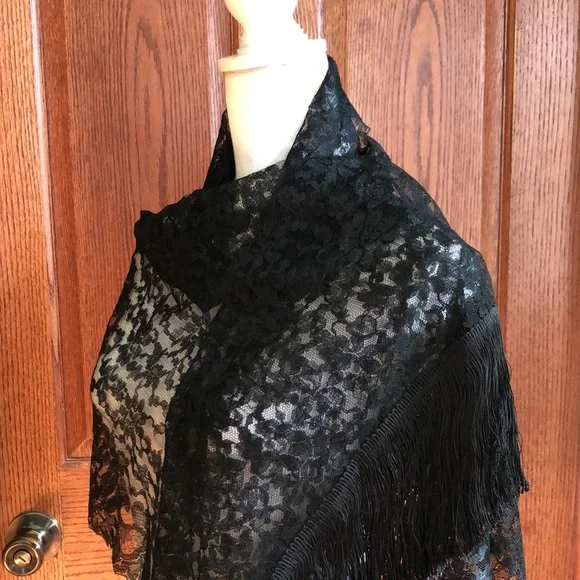 NEW LISTING! Vintage Lace Wrap w/Fringe - Picture 7 of 8